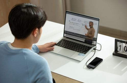 無懼跨語種挑戰(zhàn) 科大訊飛發(fā)布雙屏翻譯機，網(wǎng)友盛贊“真心硬核”翻譯服務(wù)